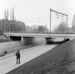881767 Gezicht op het spoorviaduct over de Spoorstraat te Oldenzaal.